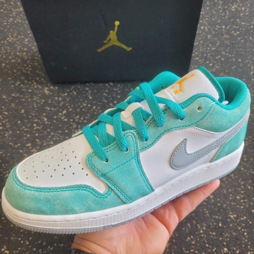 Nike Air Jordan 1 Low GS New Emerald Size 6.5Y/8W DO8244-301 - Picture 8 of 8